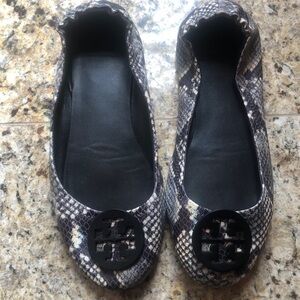 Snakeskin travel ballet flat